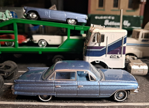 Voiture Miniature Oxford 1/87 - Cadillac Sedan DeVille 1961 Couleur Aspen Gold - Modèle Moulé Sous Pression