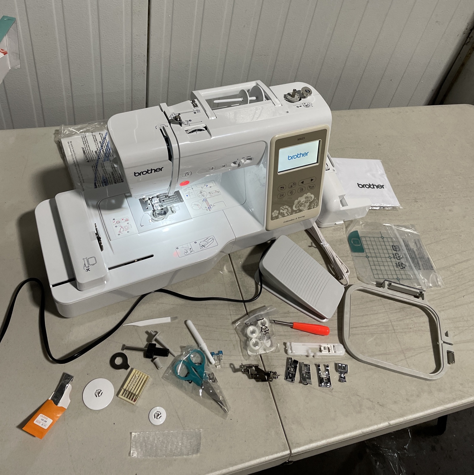 Brother SE625 103 Stitch Sewing and Embroidery Machine Open Box