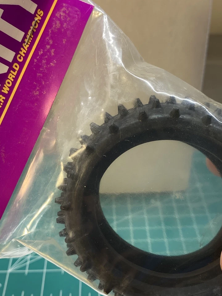 Vintage Team Trinity Traseiro 2.2" Pneus Cut Spike RC - Imagem 2 de 4