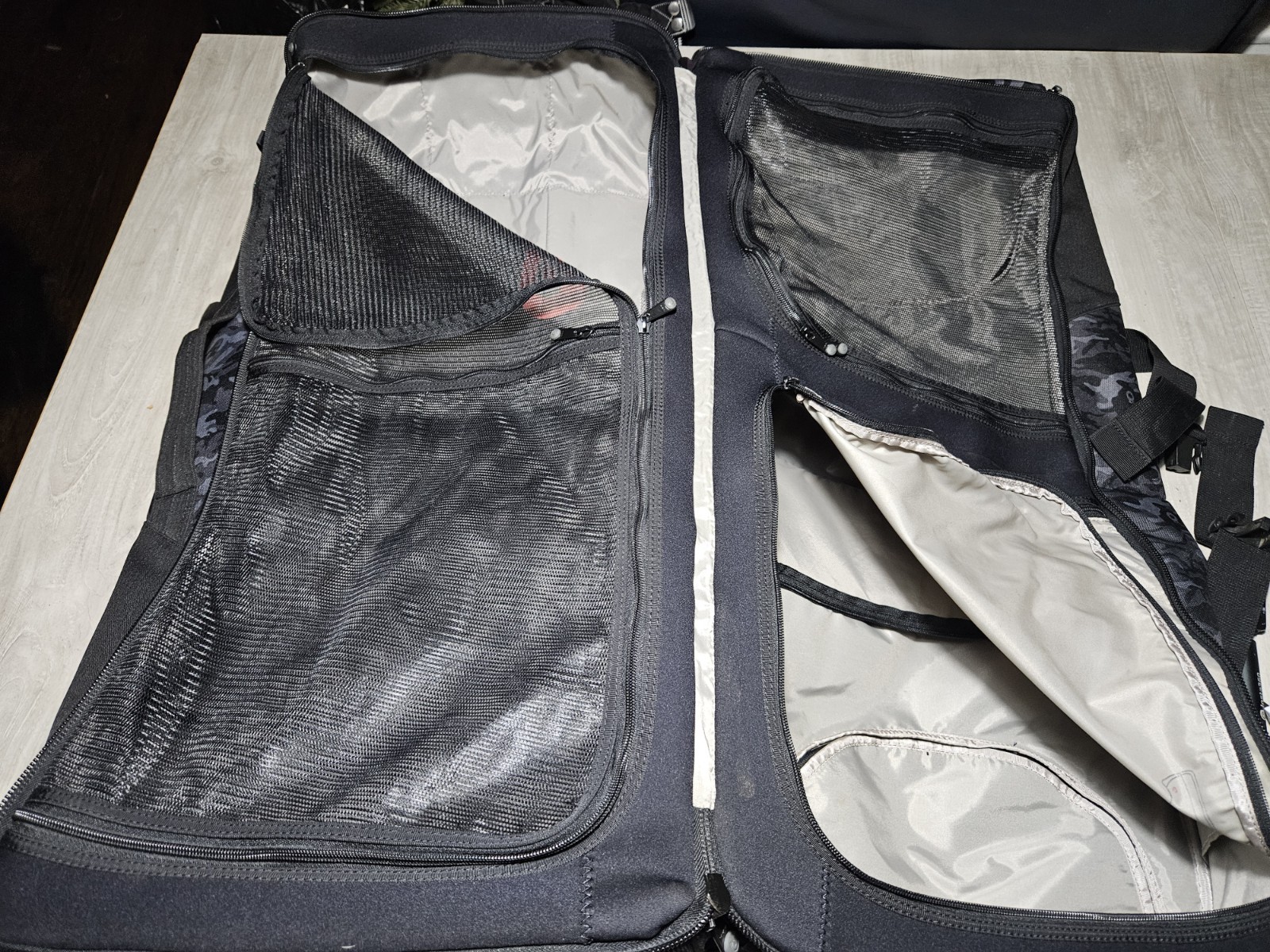 💥Ultra Rare!  Tour Used Metallica Full Size Rolling Luggage 36" x 16" x 17"