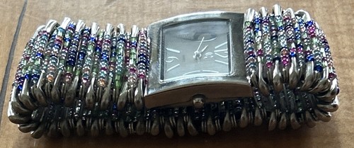 Charming Charlie Spilla di Sicurezza Donna 30mm Cassa Orologio Perline Colorate NUOVA BATTERIA - Foto 4 di 4