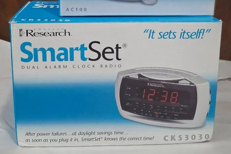 Large Smart Set Dual Alarm Clock NEW IN BOX