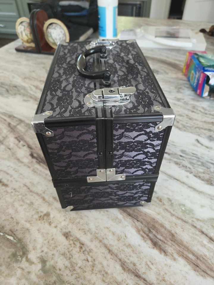 Estuche Tren Caboodles Make Me Over 4 Bandejas, Estuche de Almacenamiento de Cosméticos y Organizador Foto 3 de 4