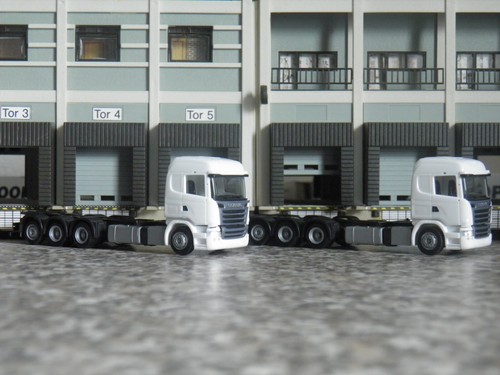 Herpa 1:87 - Konvolut 037 - 2 * Scania R 13 HL 4-achs Solofahrgestelle - weiß