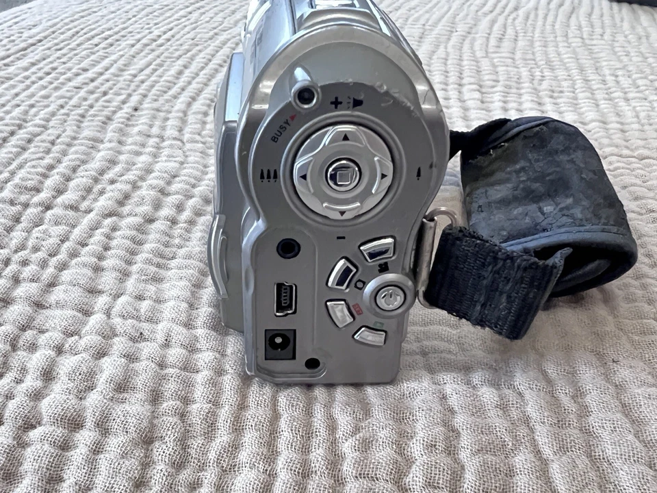 DXG-301V Camcorder 3.2 Mega Pixels DVC/MPEG4 f=5.58 mm lens W/F/2.8 - Image 4 of 4