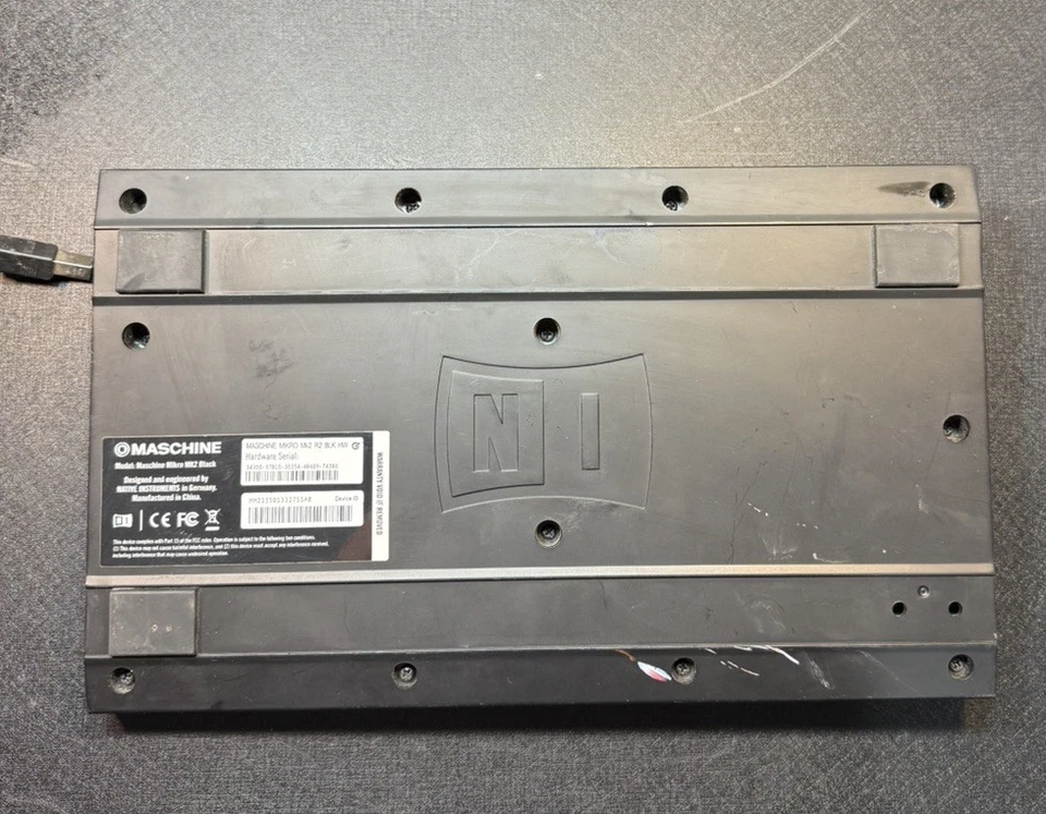 Контроллер барабанной установки Native Instruments Maschine Mikro MK2 - Изображение 3 из 4