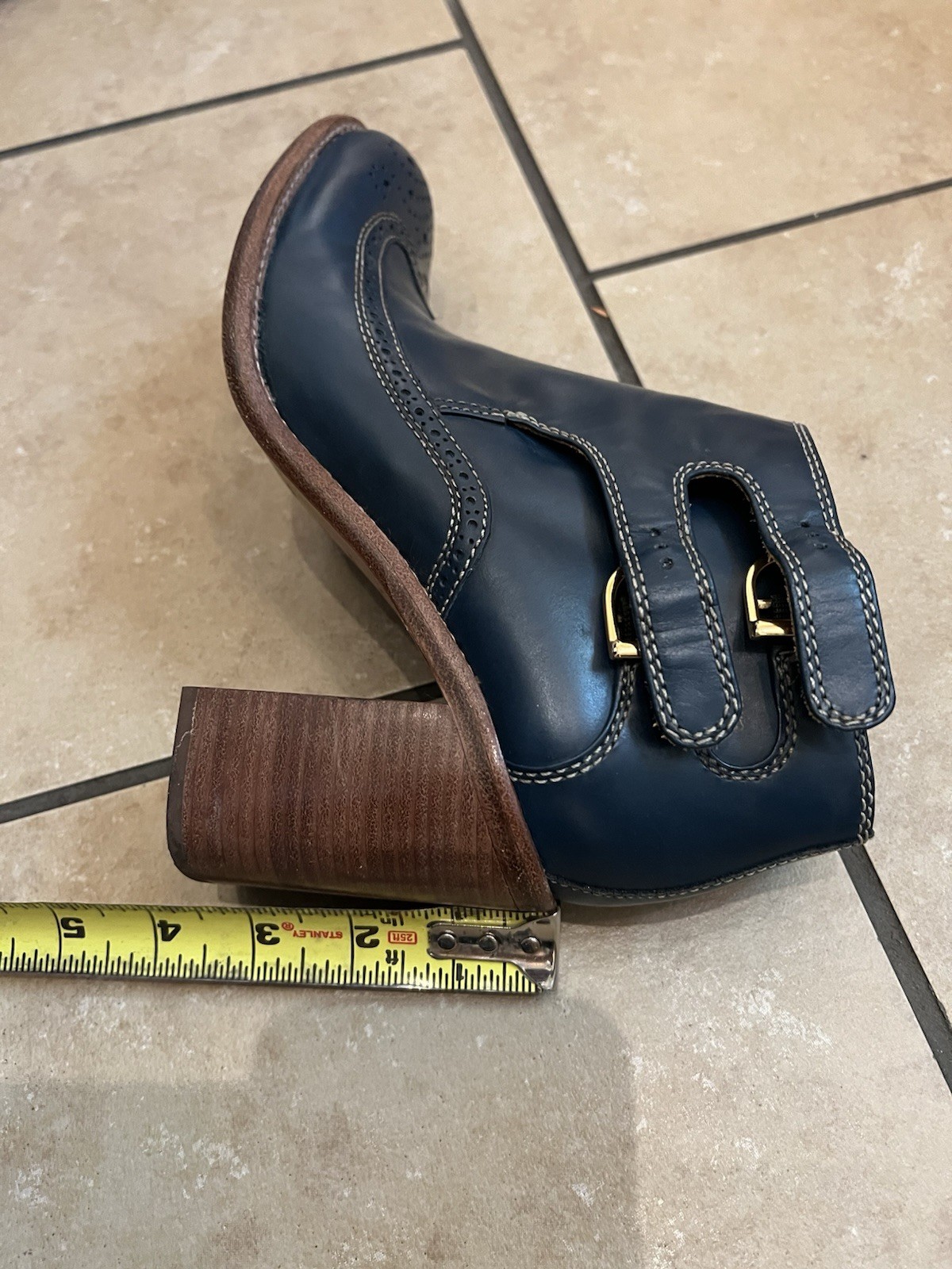 SAOLA SEE BY CHLOE Rickie Bootie uno stivale corto da donna con punta alare e suola in pelle