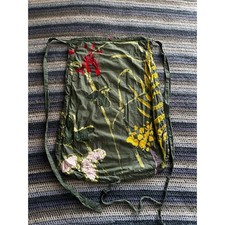 EMBROIDERED FLORAL DESIGN GATHERING APRON