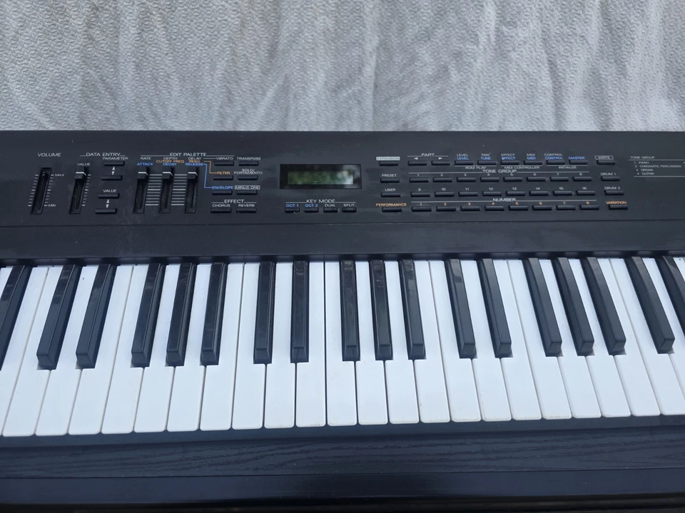 Roland JV-30 61 Key Keyboard Synthesizer - Image 2 of 4