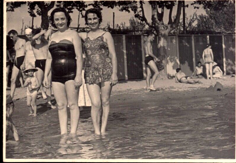 FAMIGLIA ANNI '50 IN COSTUME DA BAGNO AL MARE IN ACQUA 7,5 X 10