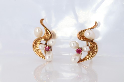 Mikimoto Earrings. 14k Gold Mikimoto Pearl Ruby cluster Clip Ons. Unpierced - Picture 4 of 6