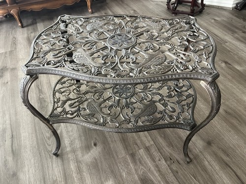 Antiker italienischer Outdoor 2 Ebenen Metall Couchtisch Flamingo Finish mit MFG-Zeichen