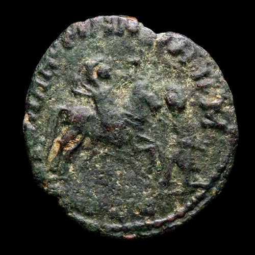 *Lucernae* Magnencio. Æ Maiorina de estilo barbaro. GLORIA ROMANORVM / RPLG - Picture 2 of 3