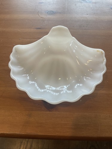 Vintage Milk Glass Clam Sea Shell Trinket Candy Soap Dish - Picture 1 of 5