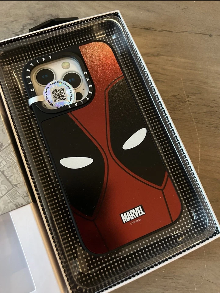 Funda Casetify Deadpool iPhone 15 Pro Foto 2 de 3