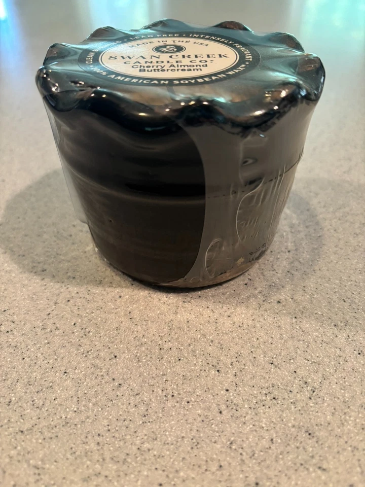 SELLADO - Swan Creek Candle Co. 9 oz. Vela de cerámica - crema de mantequilla de almendra cereza Foto 2 de 3