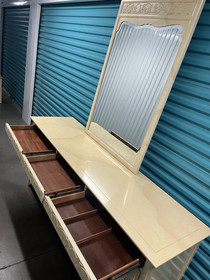 Henredon “Villa Borghese” Bedroom Set – Dresser, Mirror & Pair of Nightstands – - Image 4 of 4