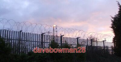 FOTO HALTEN SIE DEN UNEINLADENDEN ZAUN UM DEN SENDER IN POUNDON HILL WIRE FERN