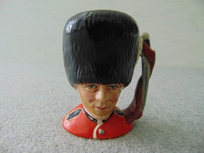 VINTAGE 1985 ROYAL DOULTON TOBY MUG THE GUARDSMAN D6772 3''
