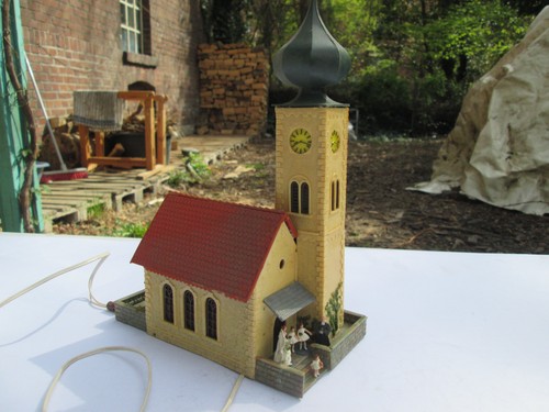 Faller 130238 H0. Iglesia del pueblo con iluminación, figuras de precios. Kit montado | Condition: Gebraucht