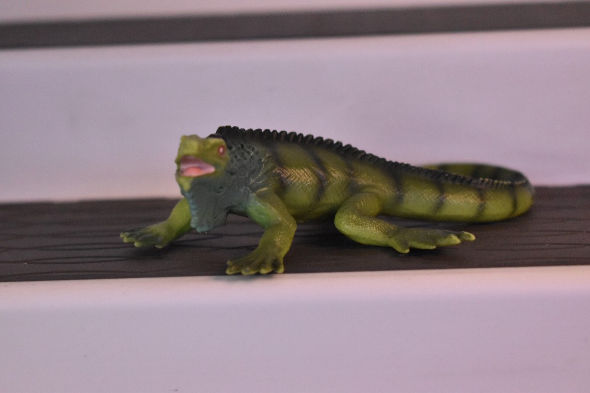 Schleich GREEN IGUANA Lizard Wildlife Animal Figure 1999 Retired