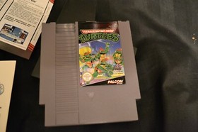 Videogame NES Nintendo Boxed Teenage Mutant Hero Turtles 1990 & lefalets