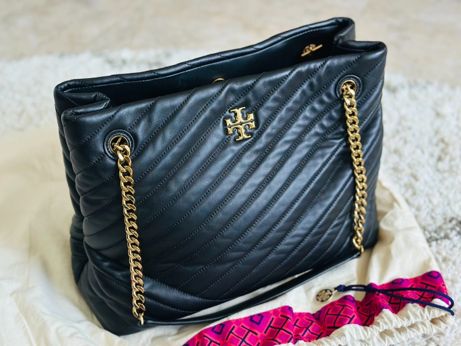 Borsa Tory Burch Kira trapuntata Chevron in pelle nera e ferramenta oro