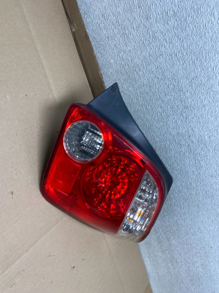 Luz trasera lateral derecha Scion XA 2006 pasajero derecho OEM U6553 DG Foto 3 de 4
