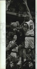 1995 Press Photo Miami Heat basketball's Khalid Reeves vs. Bucks' Alton Lister