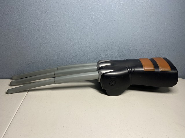 2 Marvel X-men Wolverine Extending Retractable Claw Electronic Sound Hasbro 2008 for sale online