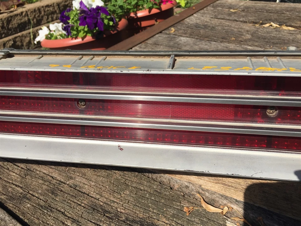 Conjunto de luz trasera derecha Buick LeSabre 1973 OEM RH 73 Foto 3 de 4