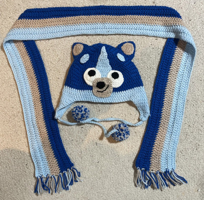 Bluey Chullo gestrickt gehäkelt Kinder Mütze & Schal Set handgefertigt 5-7 Jahre alt