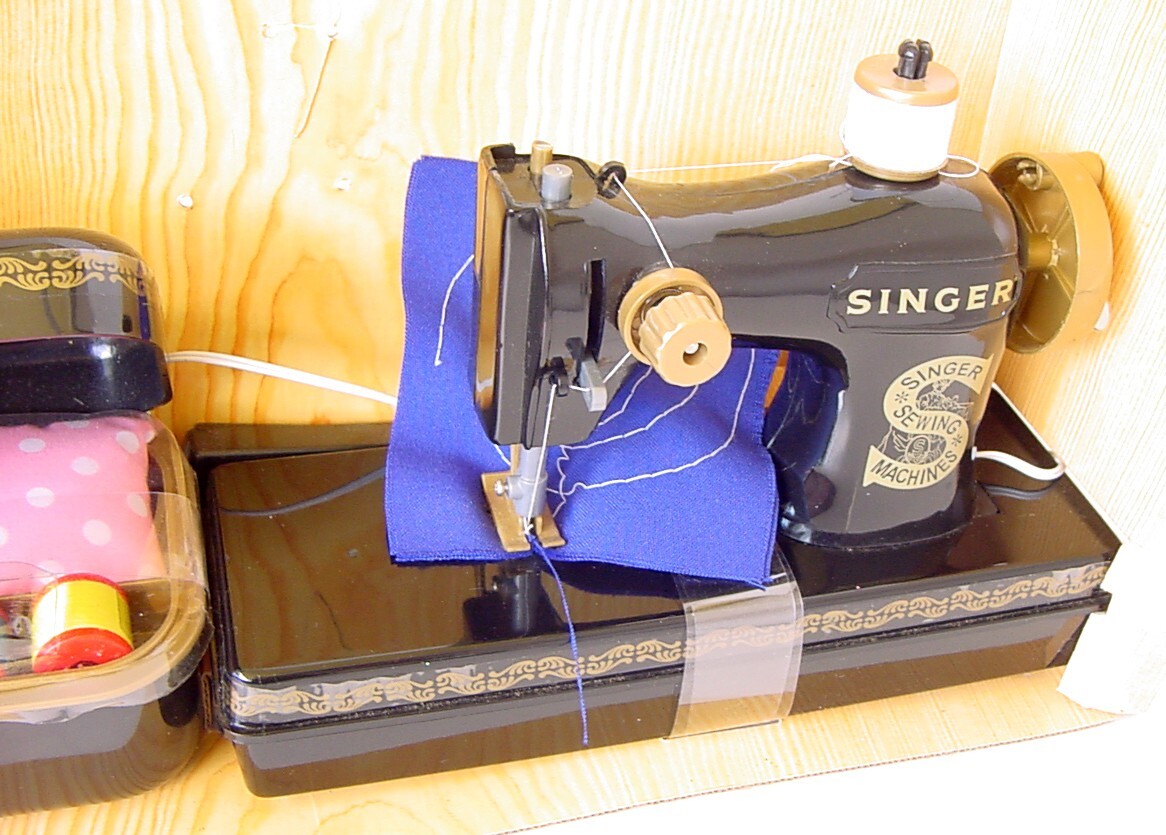 2005 SINGER HOMEPLAY 9" BATTERY OP CHAINSTITCH TOY SEWING MACHINE MINT