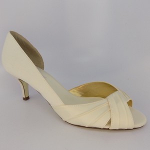 womens size 11 kitten heels