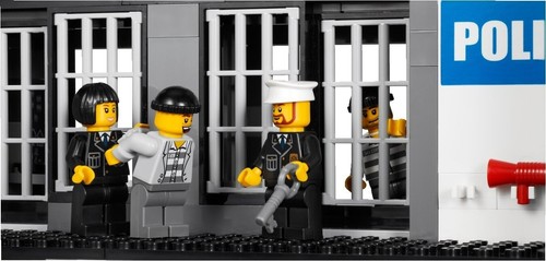 LEGO CITY 7498: Police Station Retired Hard to Find Building set Brand New - Picture 3 of 6