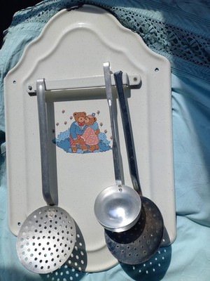 Löffelblech 52 cm alter Schöpfkellenhalter Emaille mit 3 Schöpfkellen