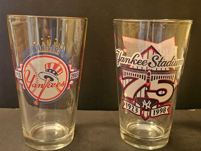 2 Vintage 1998 & 2003 Budweiser & New York Yankees Pint Beer Glasses 16oz