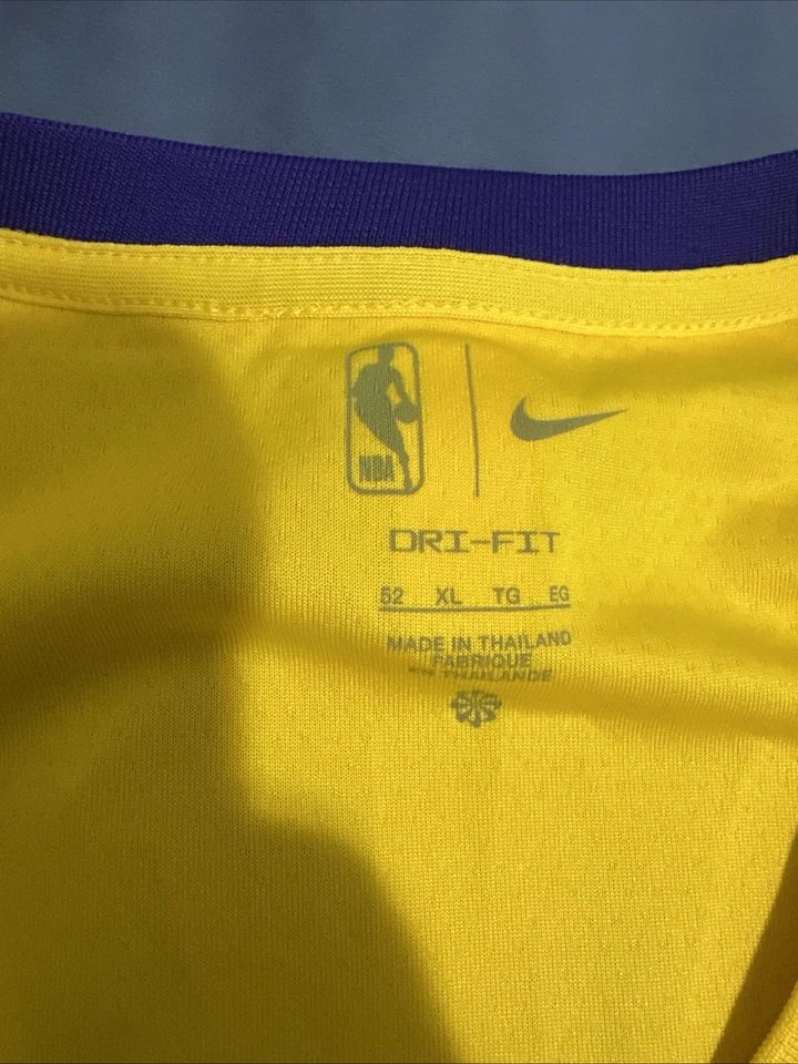 Camiseta Nike Lebron James Los Angeles Lakers Swingman Amarilla - Talla XL Foto 2 de 4