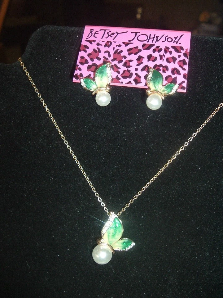 Betsey Johnson COLLAR ALA MARIPOSA PERLA CRISTAL ESMALTE VERDE + CONJUNTO DE PENDIENTES Foto 2 de 4
