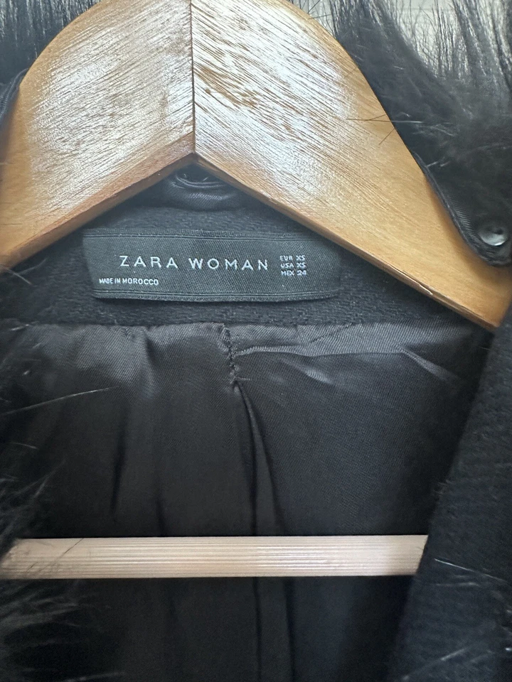 Abrigo de lana negro con cuello de piel Zara Foto 2 de 4