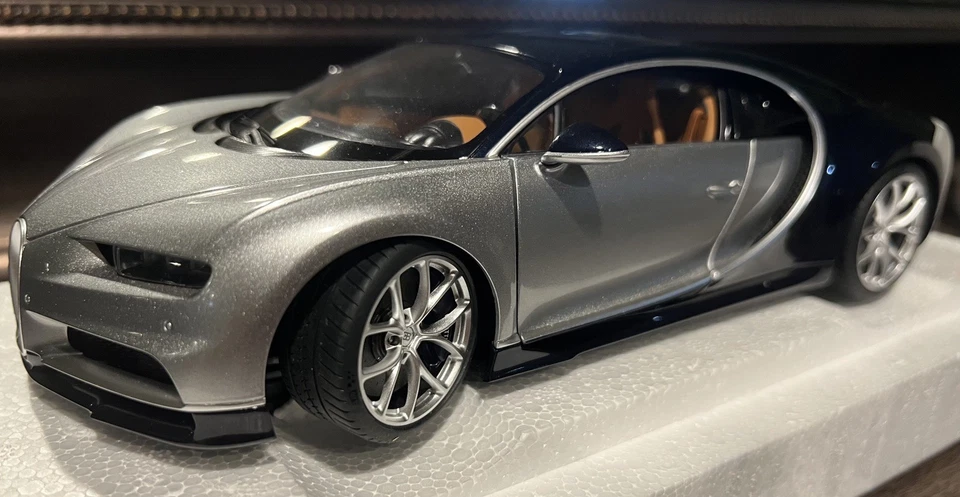 AUTOart 1:18 Bugatti Chiron en Plata Argent/Azul Atlántico Foto 3 de 4