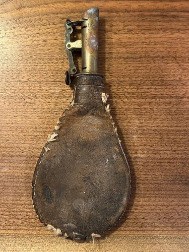 CIVIL WAR PERIOD LEATHER POWDER FLASK MARKED  "AM. FLASK & CAP CO."