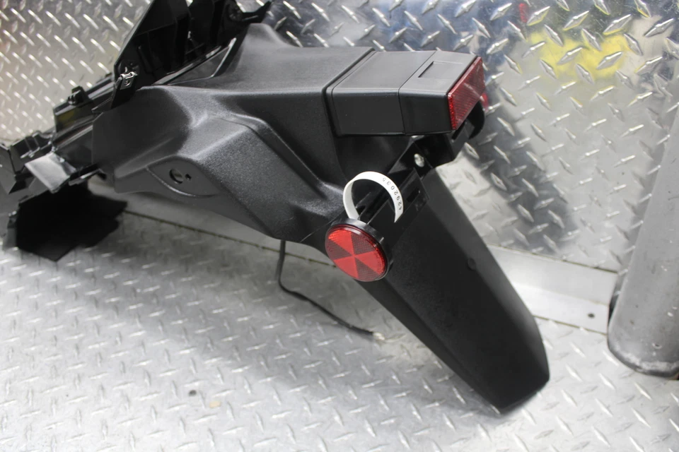 Suzuki GW250Z 2015 trasero trasero trasero bandeja de batería plástico 63111-48H31 Foto 2 de 4