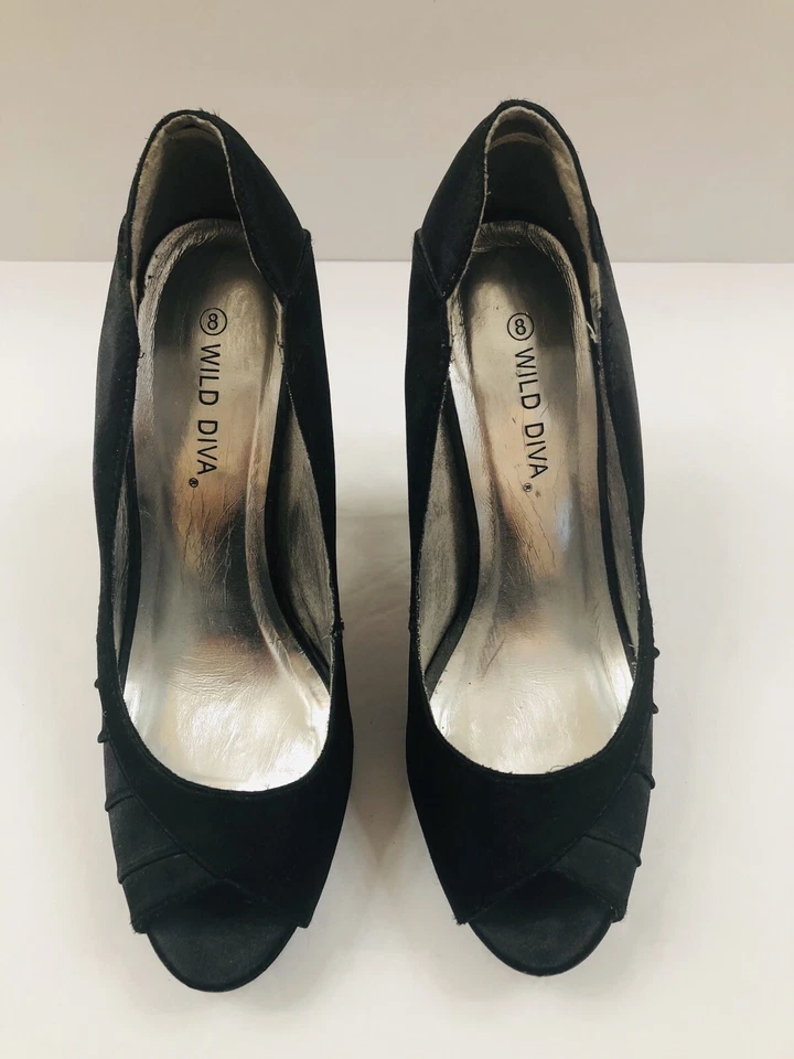 Sapatos femininos Wild Diva salto agulha, tamanho 8 cetim preto sapatos biqueira aberta   - Imagem 2 de 4
