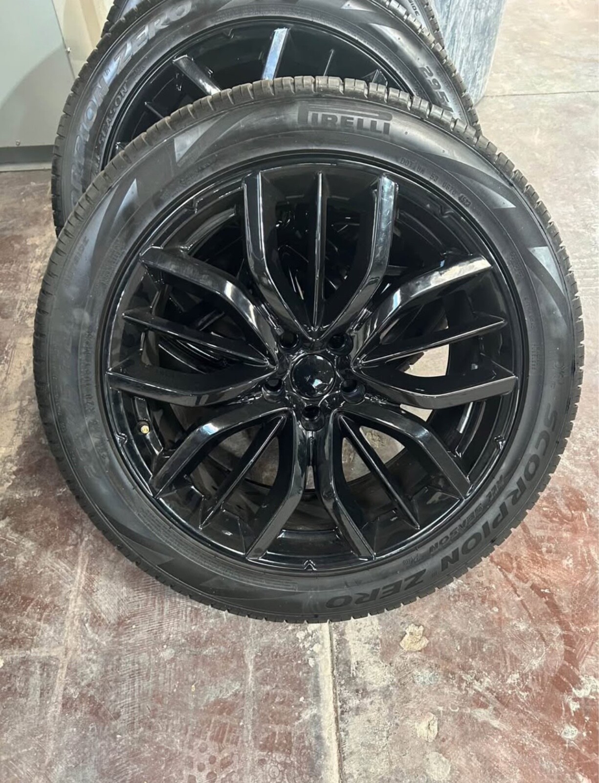 2019 Maserati levante S  oem Pirelli rims and tires great conditions.. 