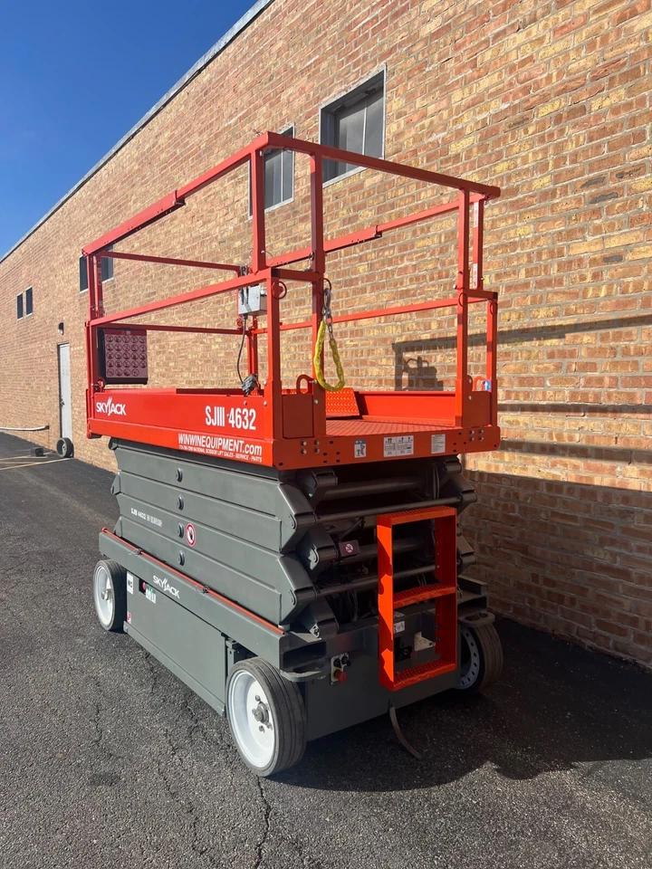 Elevador de tijera Skyjack SJIII 4632 restaurado - eléctrico | altura de plataforma de 32 pies Foto 2 de 4