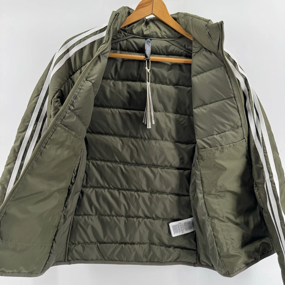 Chaqueta de plumón ligera Adidas Essential de 3 rayas oliva/blanco para mujer (IK3229) talla XS Foto 4 de 4