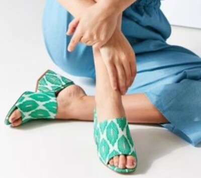 Urban Outfitters MOD 60s Block Heel Size 7 Green Embroidered Leaf Mules Sandals