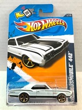 Hot Wheels 67 OLDSMOBILE 442 - 2012 Muscle Mania #101 - White