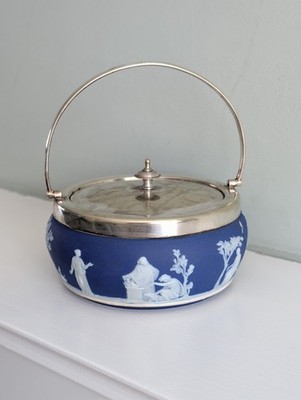Wedgwood Etruria Blue Jasperware Butter-/Zuckerdose, Opferfiguren (um 1910)